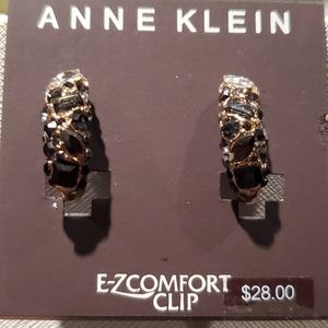NWT Black & white stone clip on